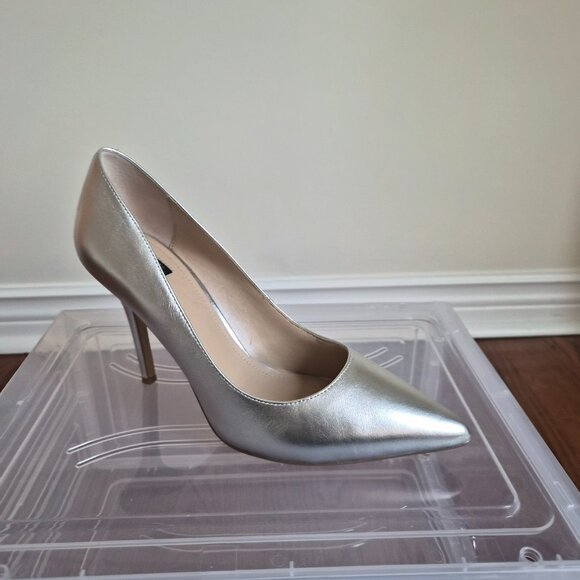 White House Black Market Silver Pumps, Leather, Size 8 1/2 - Picture 6 of 12